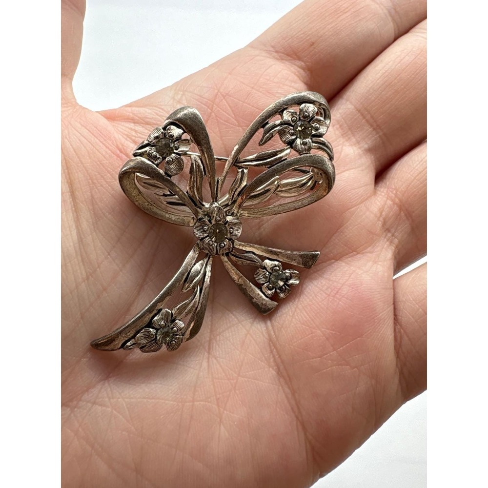 Vintageโ Silver Tone Bow Brooch Floral Rhinestone Detail J219